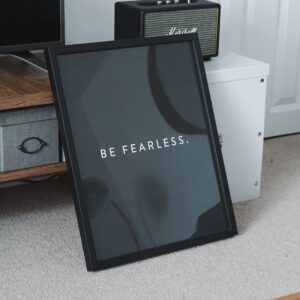 en plakat med citatet be fearless